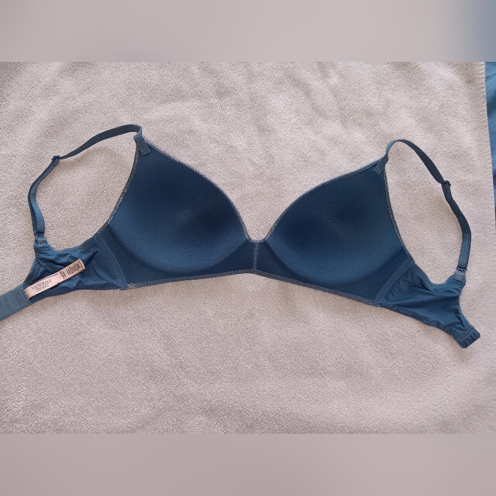 Victoria's Secret Blue Shimmer Metallic Bra. 32D. - Picture 7 of 12